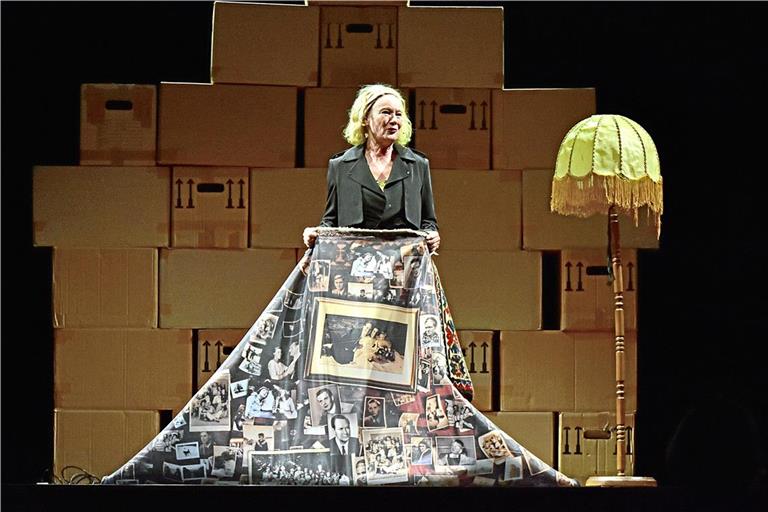 Ein Stapel Kartons, einige Bilder mit Erinnerungen: Gilla Cremer löst den Haushalt ihrer Eltern auf. Foto: Tobias Sellmaier