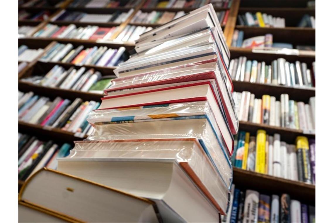 Ein Stapel neuer Bücher. Foto: Frank Rumpenhorst/dpa/Archiv