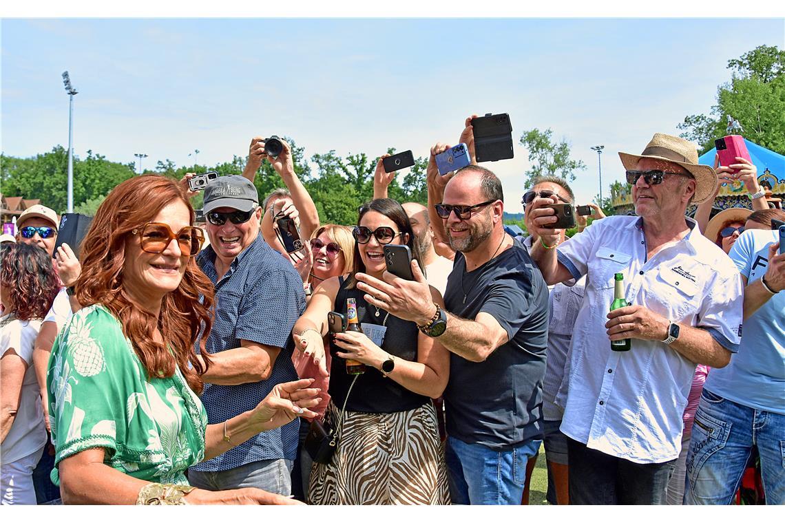 Ein Star zum Anfassen: Am Sonntag nach dem Heimspiel feiert Andrea Berg mit ihre...