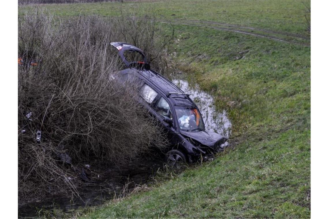 Auto rutscht Böschung hinunter: Fahrer stirbt Ein stark beschädigter Wagen liegt nach einem Unfall bei Au am Rhein im Graben. Foto: Aaron Klewer/Einsatz-Report24/dpa