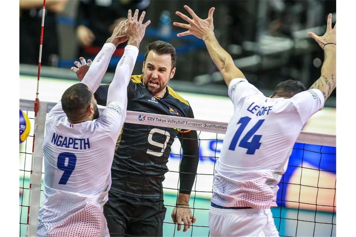 Tokio-Traum der Volleyballer zerstört Ein starker Georg Grozer (M) reichte den deutschen Volleyballern nicht. Foto: Andreas Gora/dpa