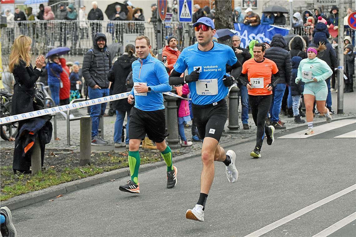 Ein Start-Ziel-Sieg des Favoriten Jens Mergenthaler. Er braucht für die zehn Kil...