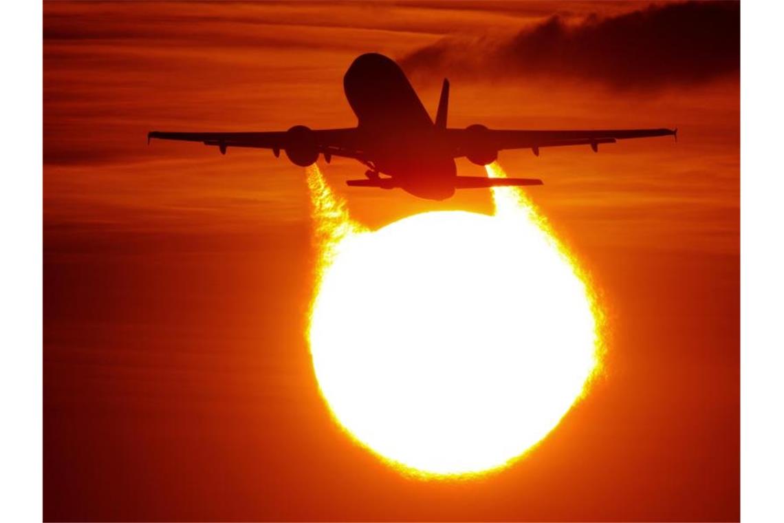 Ein startendes Flugzeug am Flughafen in Düsseldorf. Foto: Julian Stratenschulte