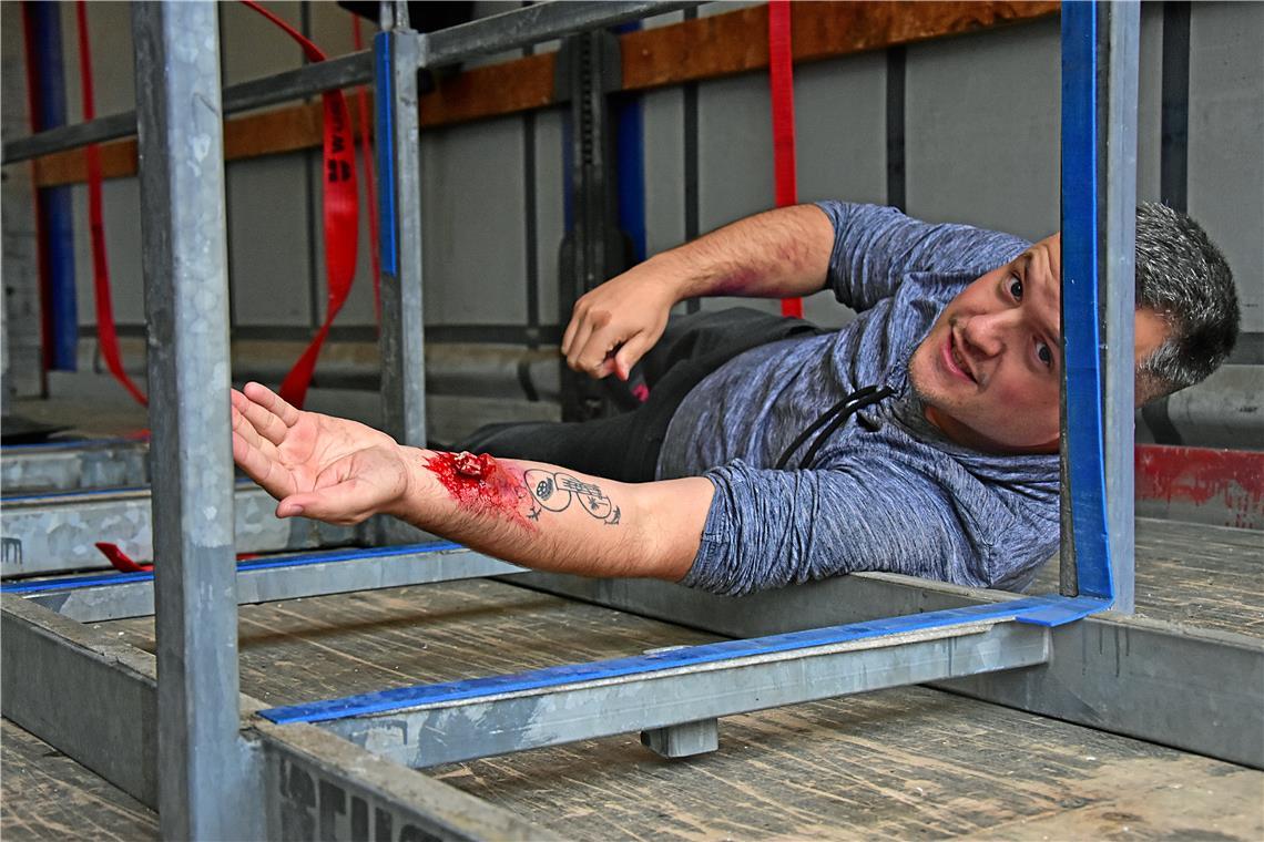 Ein Statist liegt auf einer LKW Ladefläche mit einem offenen Bruch. Feuerwehr-Ju...