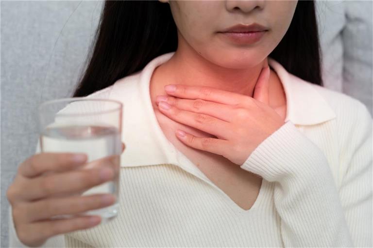 Ein stechendes Gefühl im Hals kann die Infektion verraten.