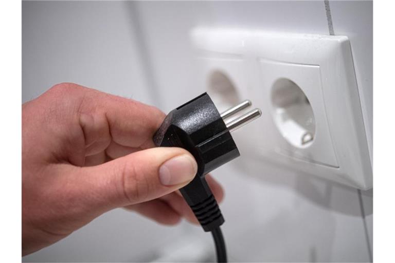 Ein Stecker wird in eine Steckdose gesteckt. Foto: Sina Schuldt/dpa/Symbolbild