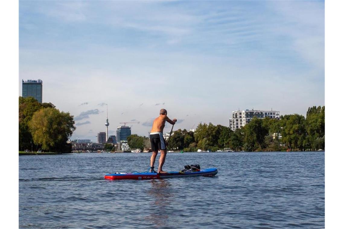 Ein Stehpaddler auf der Spree in Berlin - viele Menschen allerdings bewegen sich laut der Studie viel zu wenig. Foto: Fernando Gutierrez-Juarez/dpa-Zentralbild/dpa