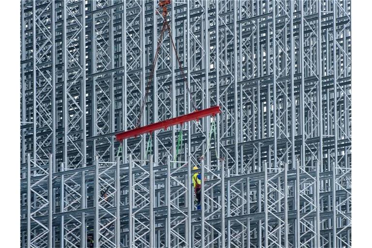 Ein steiler Corona-Absturz, aber danach ein rascher Wirtschaftsaufschwung: Das war noch im Frühjahr die Erwartung vieler Ökonomen. Foto: Klaus-Dietmar Gabbert/dpa-Zentralbild/dpa