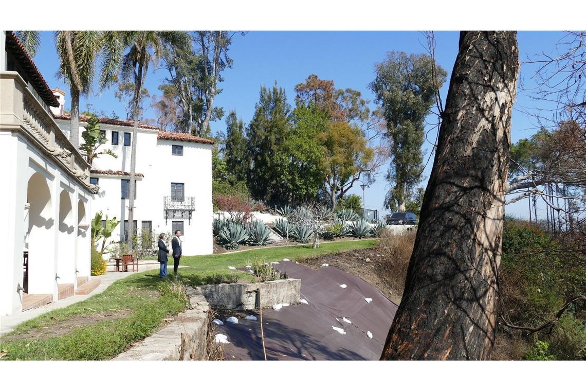 100 Tage nach dem Inferno - ein langer Weg für Los Angeles Ein Steilhang im Garten der Villa Aurora hat Brandschäden.