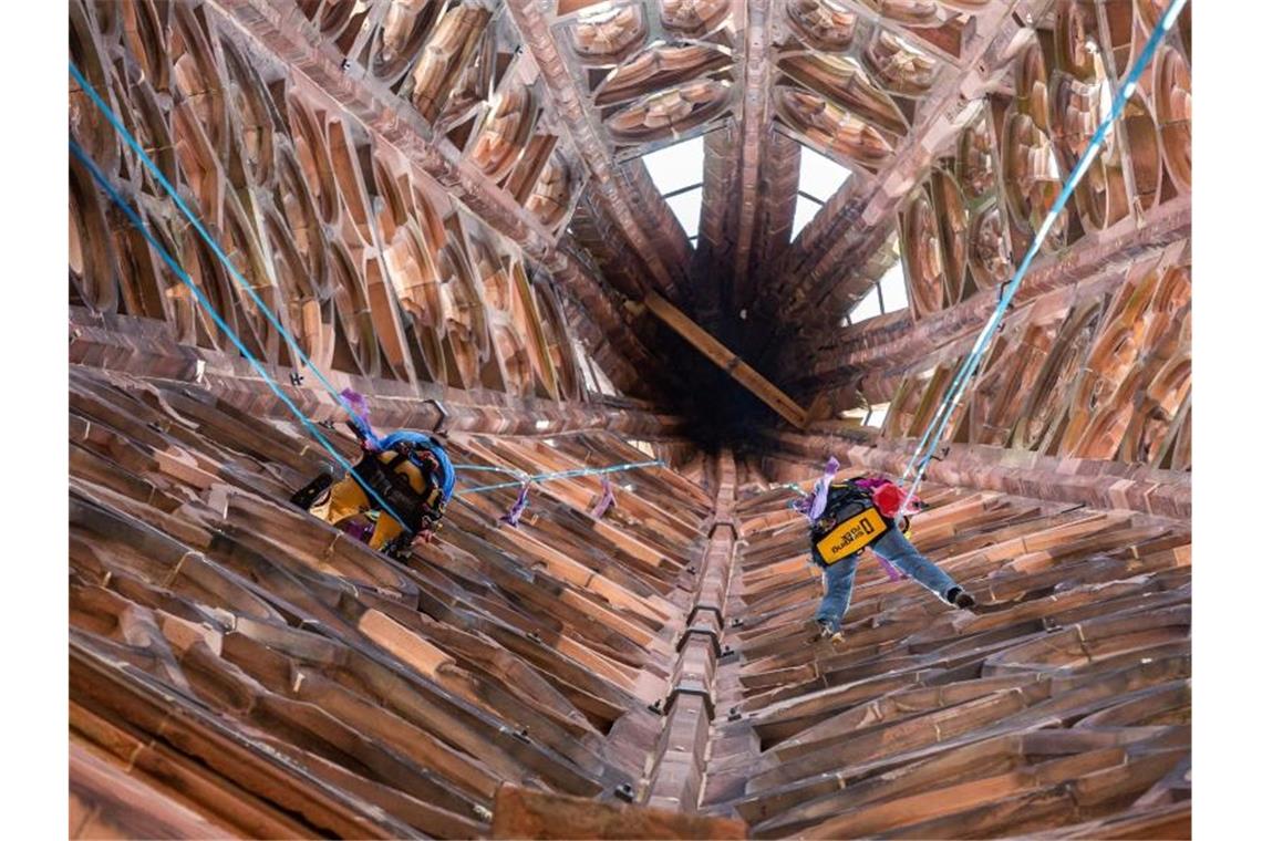 Steinmetze prüfen Freiburger Münster in 116 Metern Höhe