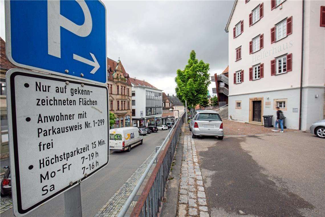 Ein Stellplatz für 30 Euro im Jahr: Bewohnerparken, wie hier am Helferhaus, oberhalb der Marktstraße, ist in Backnang sehr günstig. Die Stadt will das ändern, allerdings erst 2027. Archivfoto: Alexander Becher