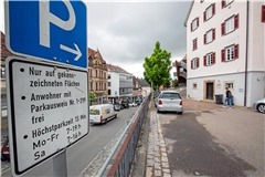 Ein Stellplatz für 30 Euro im Jahr: Bewohnerparken, wie hier am Helferhaus, oberhalb der Marktstraße, ist in Backnang sehr günstig. Die Stadt will das ändern, allerdings erst 2027. Archivfoto: Alexander Becher