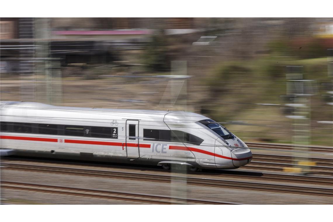 Ein Stellwerksdefekt in Heidelberg hat den Zugverkehr ausgebremst. (Symbolbild)