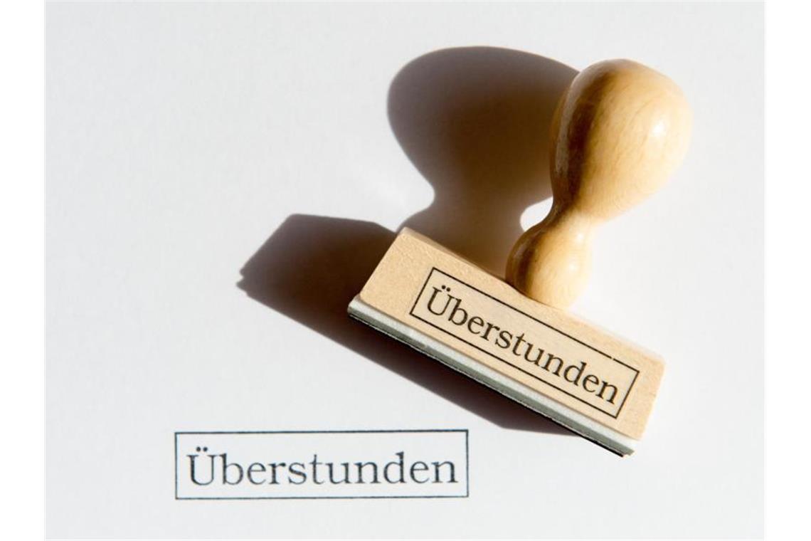 Knapp 79 Millionen unbezahlte Überstunden im Südwesten Ein Stempel mit dem Schriftzug Überstunden. Foto: Peter Endig/Archivbild