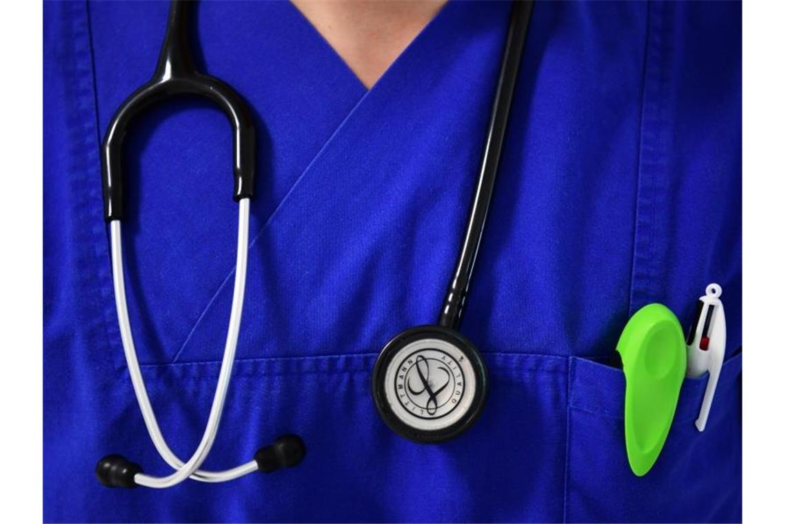 Verdi-Kritik: Kliniken wollen Personaluntergrenzen aussetzen Ein Stethoskop hängt um den Hals eines Arztes einer internistischen Intensivstation. Foto: Soeren Stache/dpa-Zentralbild/ZB/Symbolbild