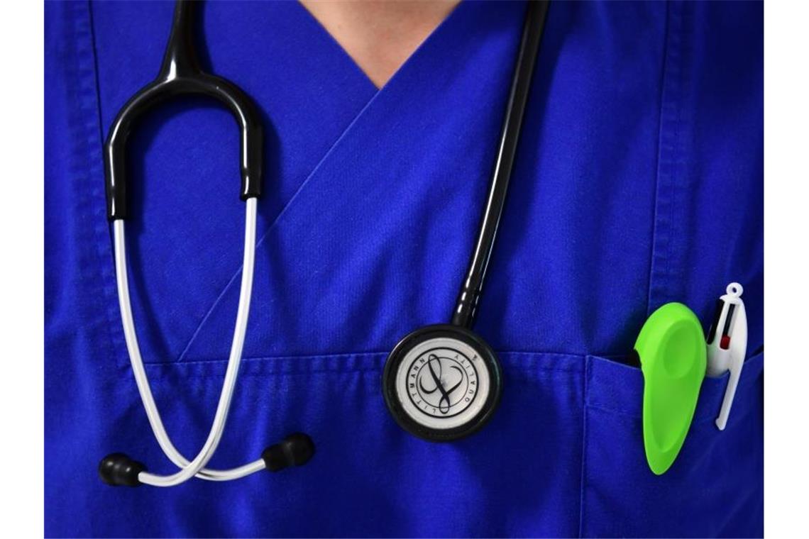 Ärzte und Ärztinnen arbeiten oft 50 Stunden pro Woche Ein Stethoskop hängt um den Hals eines Arztes. Foto: Soeren Stache/dpa-Zentralbild/ZB/Symbolbild
