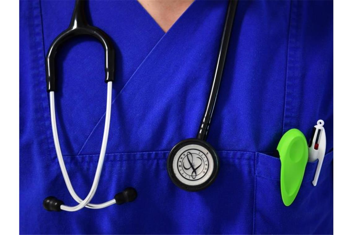 Klinik Stuttgart: Nicht zu spät medizinische Hilfe suchen Ein Stethoskop hängt um den Hals eines Arztes. Foto: Soeren Stache/dpa-Zentralbild/ZB/Symbolbild