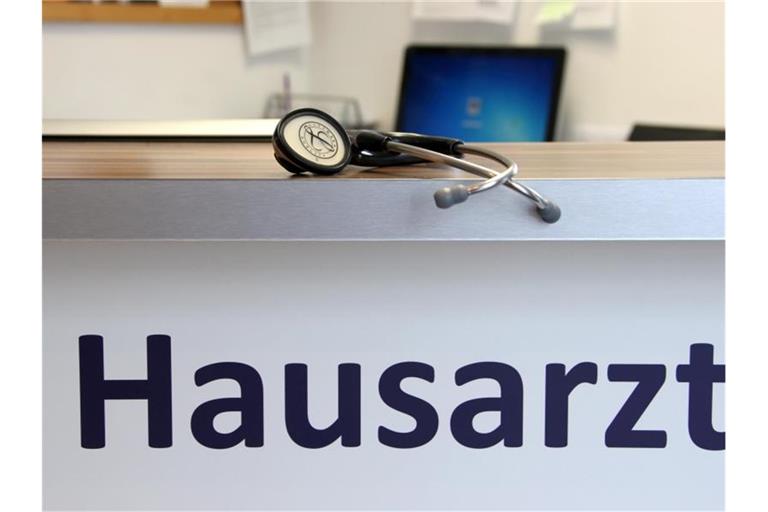 Ein Stethoskop liegt in der Praxis eines Hausarztes. Foto: picture alliance / Stephan Jansen/dpa/Symbolbild