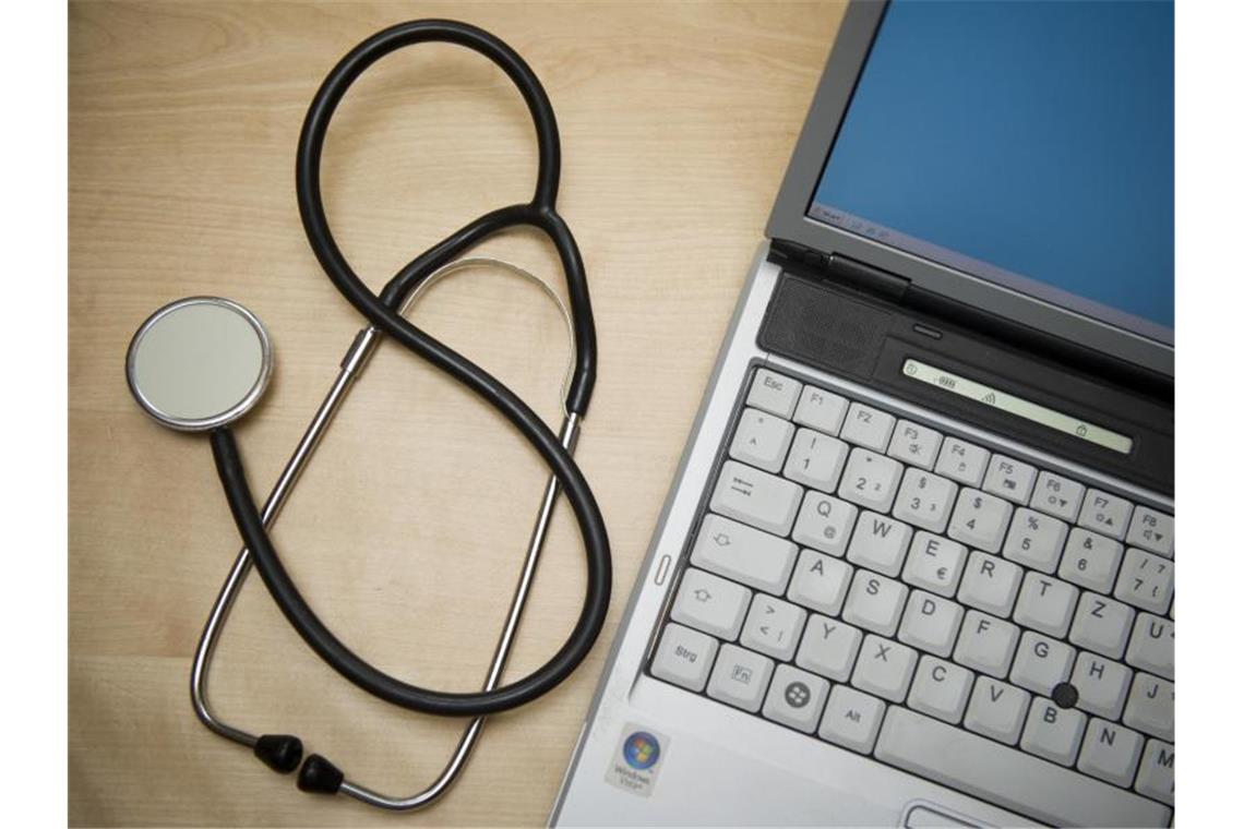 Ein Stethoskop liegt neben einem Laptop. Von Freitag an startet ein neues freiwilliges Angebot an mehr als 73 Millionen Versicherte. Foto: Patrick Pleul/dpa-Zentralbild/dpa