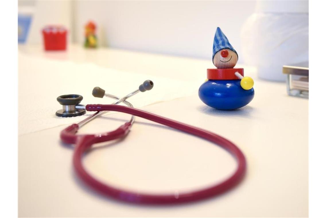 Ein Stethoskop neben Kinderspielzeug. Foto: Britta Pedersen/dpa-Zentralbild/dpa/Symbolbild