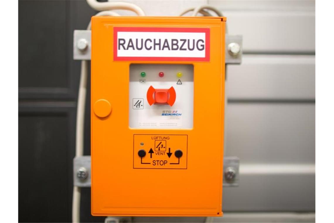 Experten geben grünes Licht für Rauchabzugsanlage am BER Ein Steuergerät zum Rauchabzug auf der Baustelle des Flughafens (BER). Foto: Michael Kappeler
