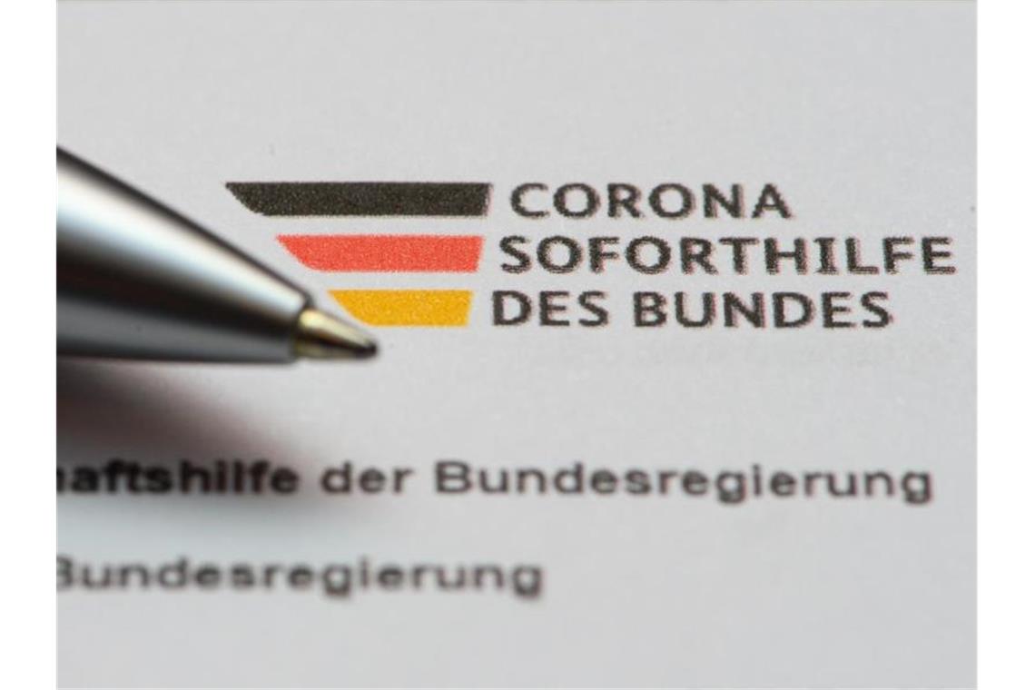 Ein Stift liegt auf einem Antrag auf Gewährung der „Novemberhilfe“ als außerordentliche Wirtschaftshilfe der Bundesregierung in der Corona-Krise. Foto: Robert Michael/dpa-Zentralbild/dpa
