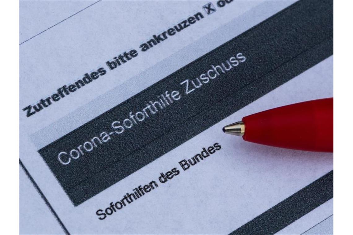 Bankenverband: Aufschwung braucht gezielte Unterstützung Ein Stift liegt auf einem Antrag für den Corona-Soforthilfe-Zuschuss. Foto: Robert Michael/dpa-Zentralbild/dpa