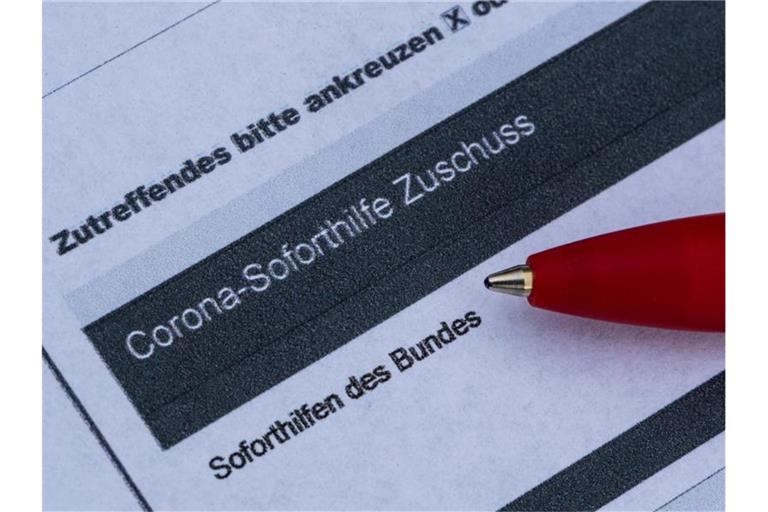 Ein Stift liegt auf einem Antrag für den Corona-Soforthilfe-Zuschuss. Foto: Robert Michael/dpa-Zentralbild/dpa