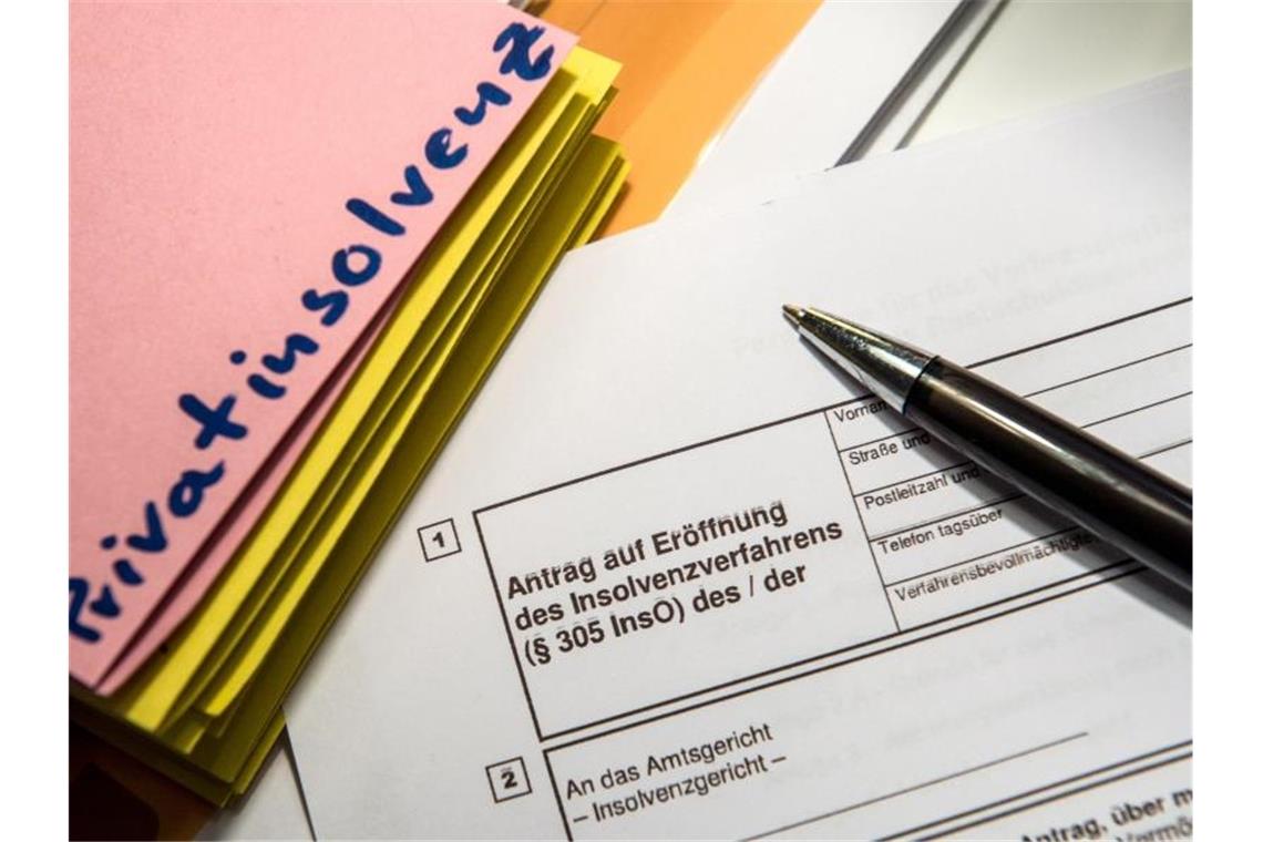 Zahl der Privatpleiten im Südwesten steigt deutlich Ein Stift liegt auf einem Antrag für ein Insolvenzverfahren. Foto: Alexander Heinl/dpa/Symbolbild