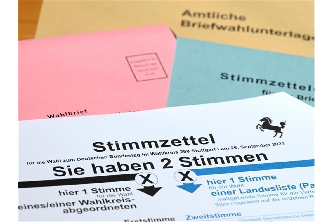 Ein Stimmzettel für die Briefwahl zur Bundestagswahl liegt auf einem Tisch. Foto: Bernd Weißbrod/dpa