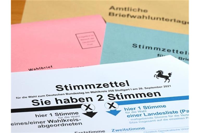 Ein Stimmzettel für die Briefwahl zur Bundestagswahl liegt auf einem Tisch. Foto: Bernd Weißbrod/dpa