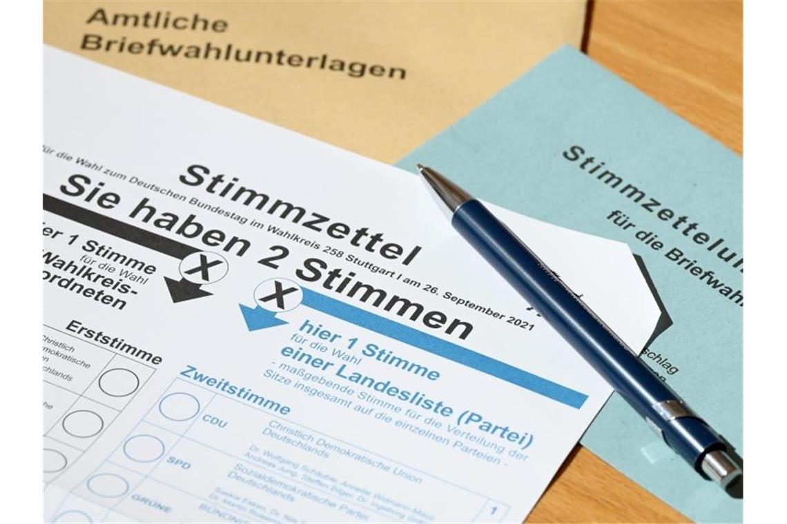Start der Bundestagswahl in Baden-Württemberg Ein Stimmzettel mit einer abgeschnittenen Ecke für die Briefwahl zur Bundestagswahl liegt auf einem Tisch. Foto: Bernd Weißbrod/dpa