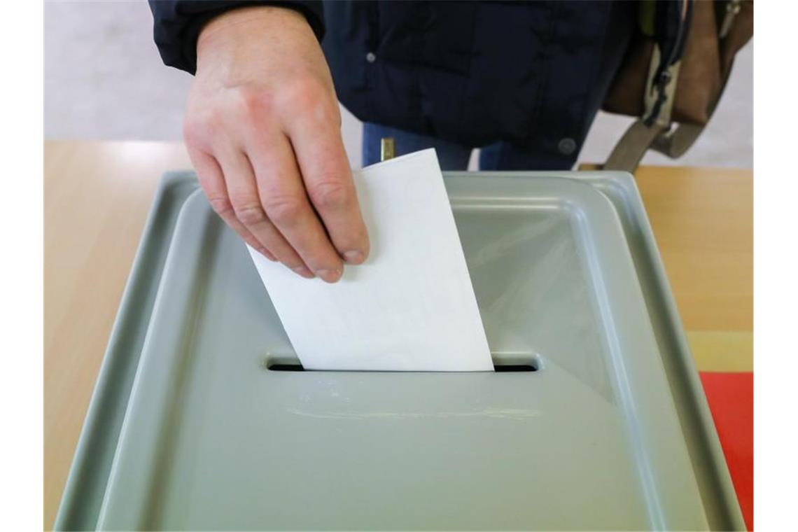 Landtag ändert Wahlrecht zugunsten betreuter Menschen Ein Stimmzettel wird in eine Wahlurne geworfen. Foto: Jan Woitas/dpa-Zentralbild/dpa/Symbolbild