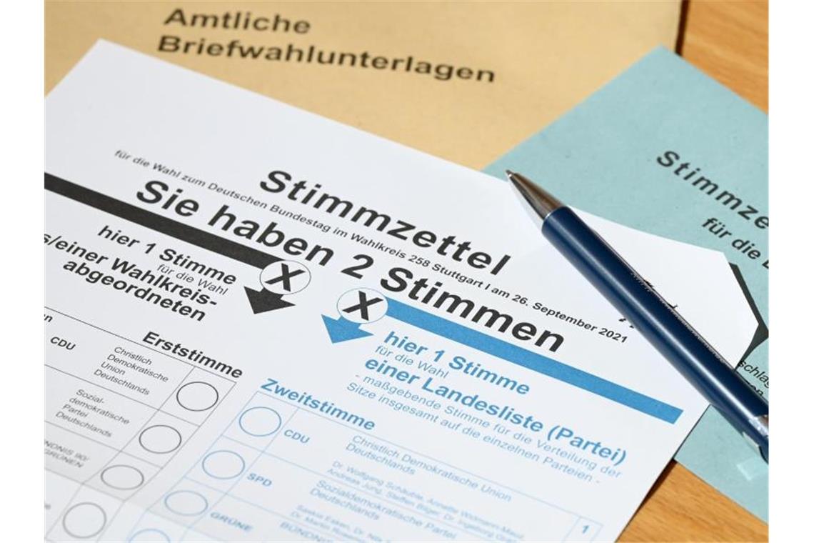 Start der Bundestagswahl in Baden-Württemberg Ein Stimmzettel zur Bundestagswahl liegt auf einem Tisch. Foto: Bernd Weißbrod/dpa/Illustration