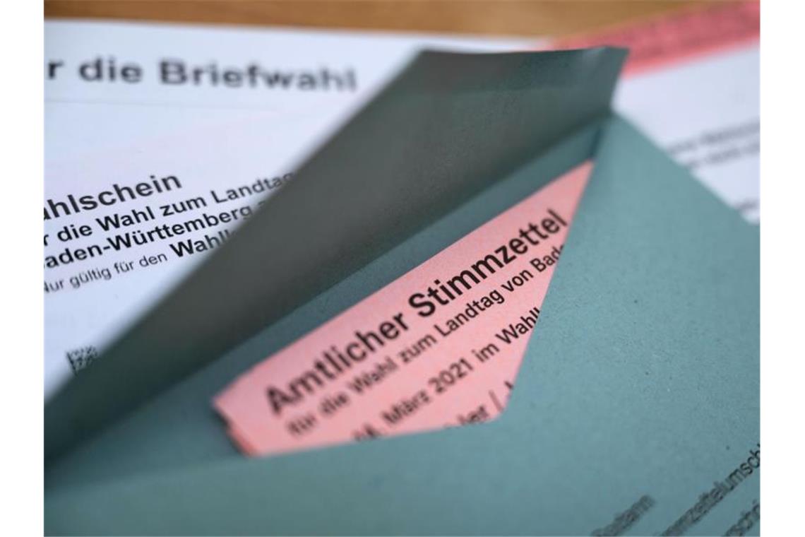 Ein Stimmzettel zur Landtagswahl in Baden-Württemberg liegt in einem Wahlumschlag. Foto: Marijan Murat/dpa/Symbolbild