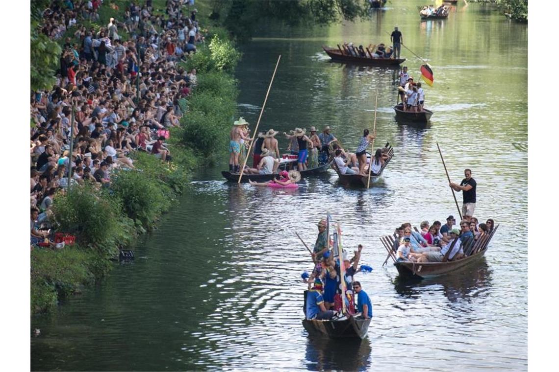 Lebertran für die Langsamen: Stocherkahnrennen in Tübingen
