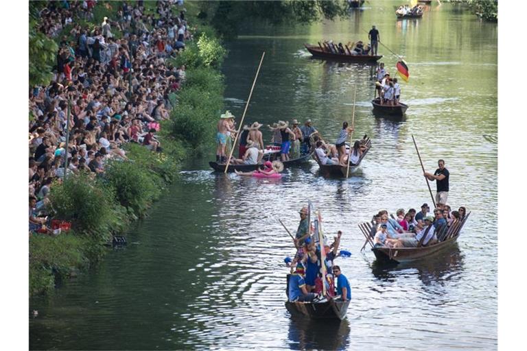 Ein Stocherkahnrennen auf dem Neckar. Foto: Sebastian Gollnow/Archivbild