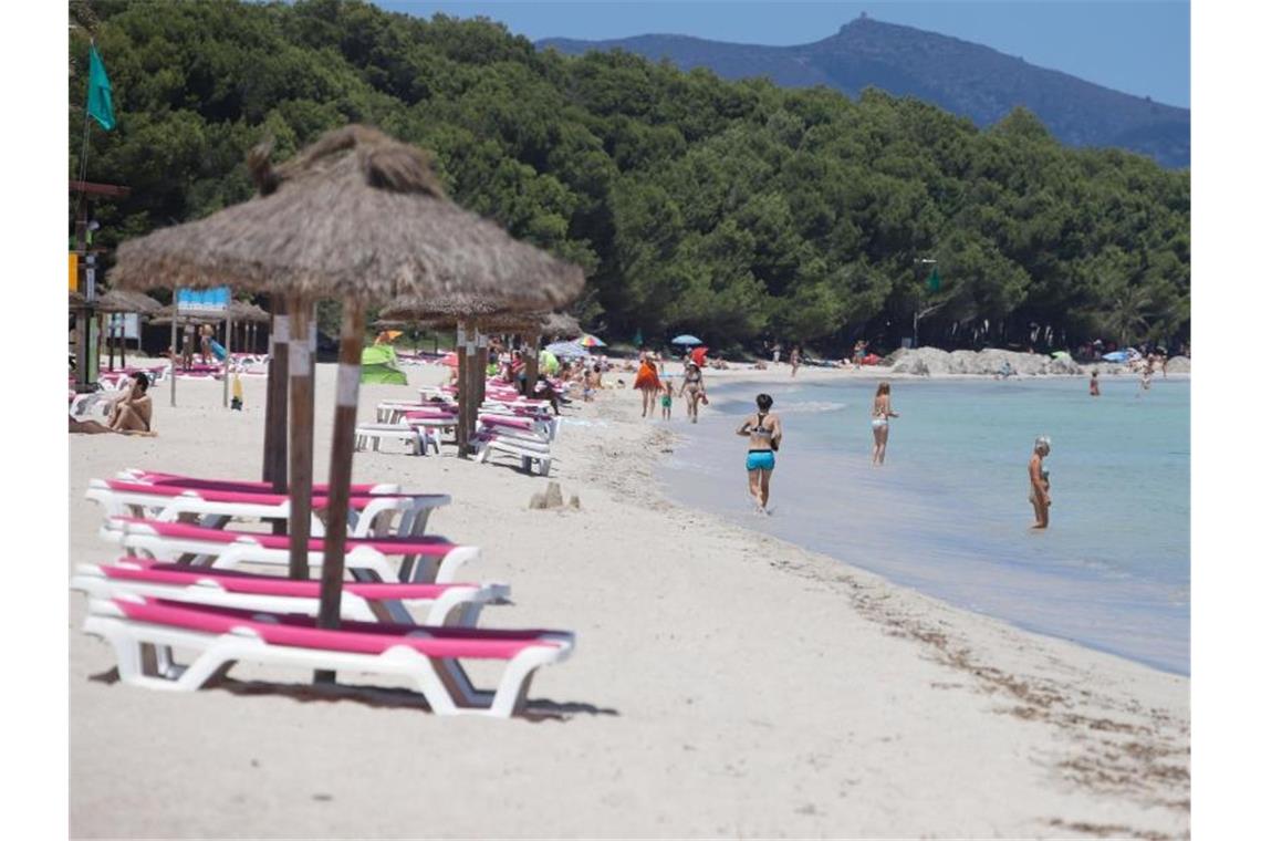 Ein Strand im Norden von Mallorca. Foto: Clara Margais/dpa