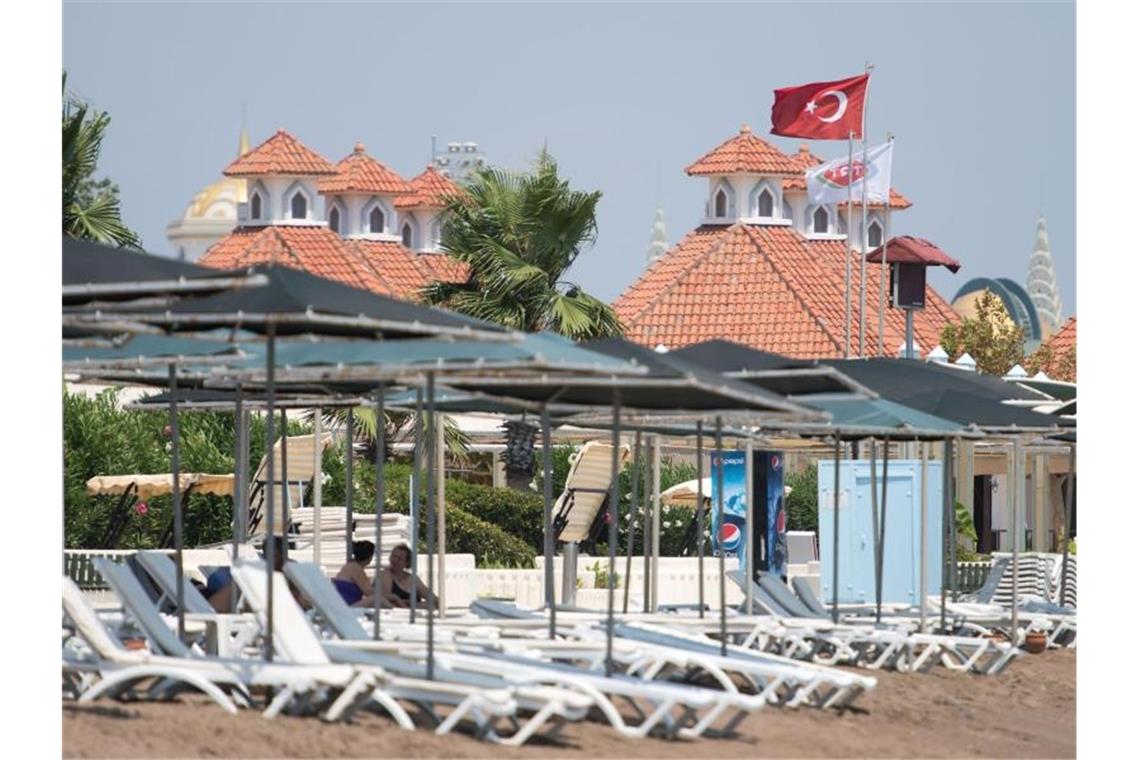 Keine Ausgangssperre für Touristen über 65 in der Türkei Ein Strand in der Nähe von Antalya. Foto: Marius Becker/dpa