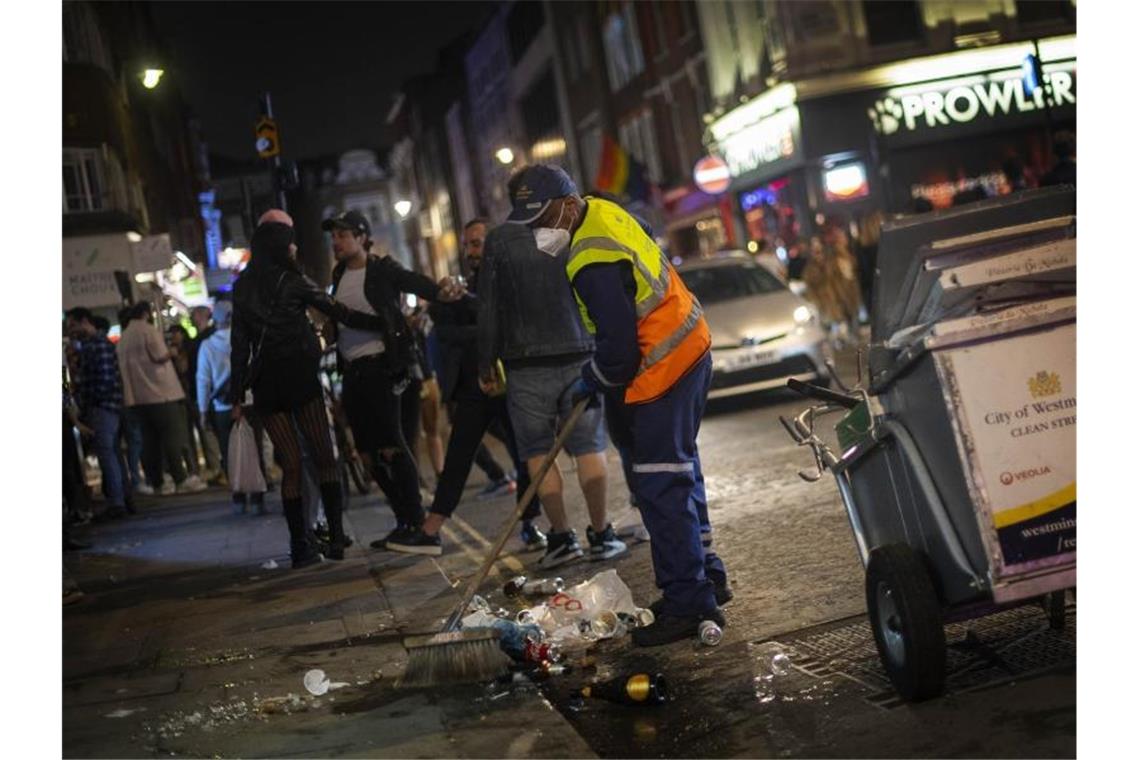 Ein Straßenreiniger im Londoner Ausgehviertel Soho. Foto: Victoria Jones/PA Wire/dpa