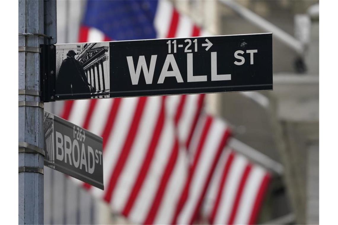 Ein Straßenschild an der Wall Street, dem Sitz der New Yorker Börse. Foto: Seth Wenig/AP/dpa