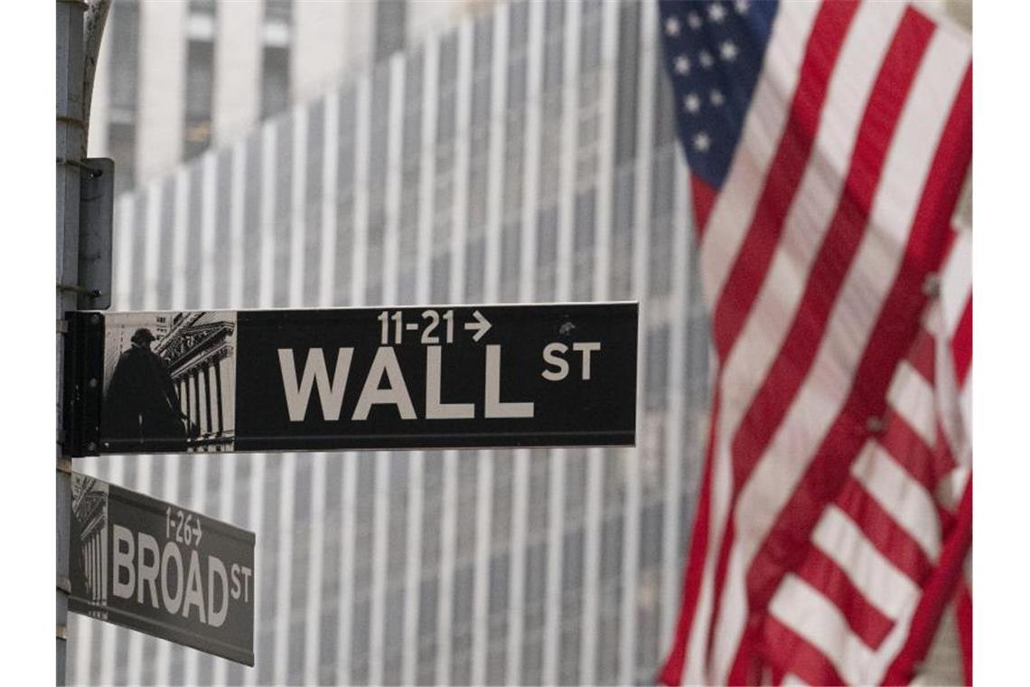 Ein Straßenschild für die Wall Street ist vor der New Yorker Börse zu sehen. Die US-Börsen haben am ersten Handelstag im Juni nach einem starken Auftakt den Schwung verloren. Foto: Mark Lennihan/AP/dpa