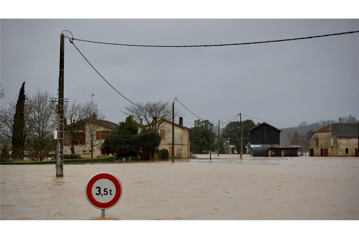 Ein Straßenschild ist auf einer überschwemmten Straße in La Reole (Frankreich) zu sehen.