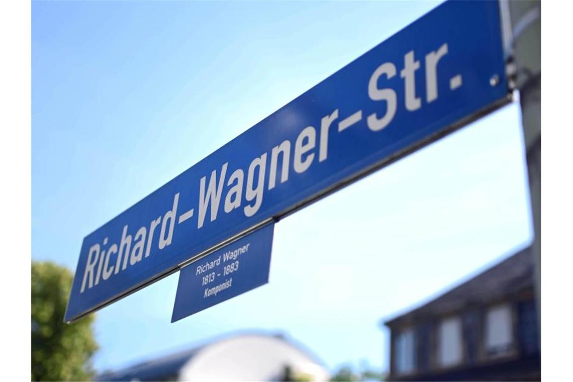 Ein Straßenschild mit dem Namen „Richard-Wagner Str.“. Foto: Uli Deck/dpa