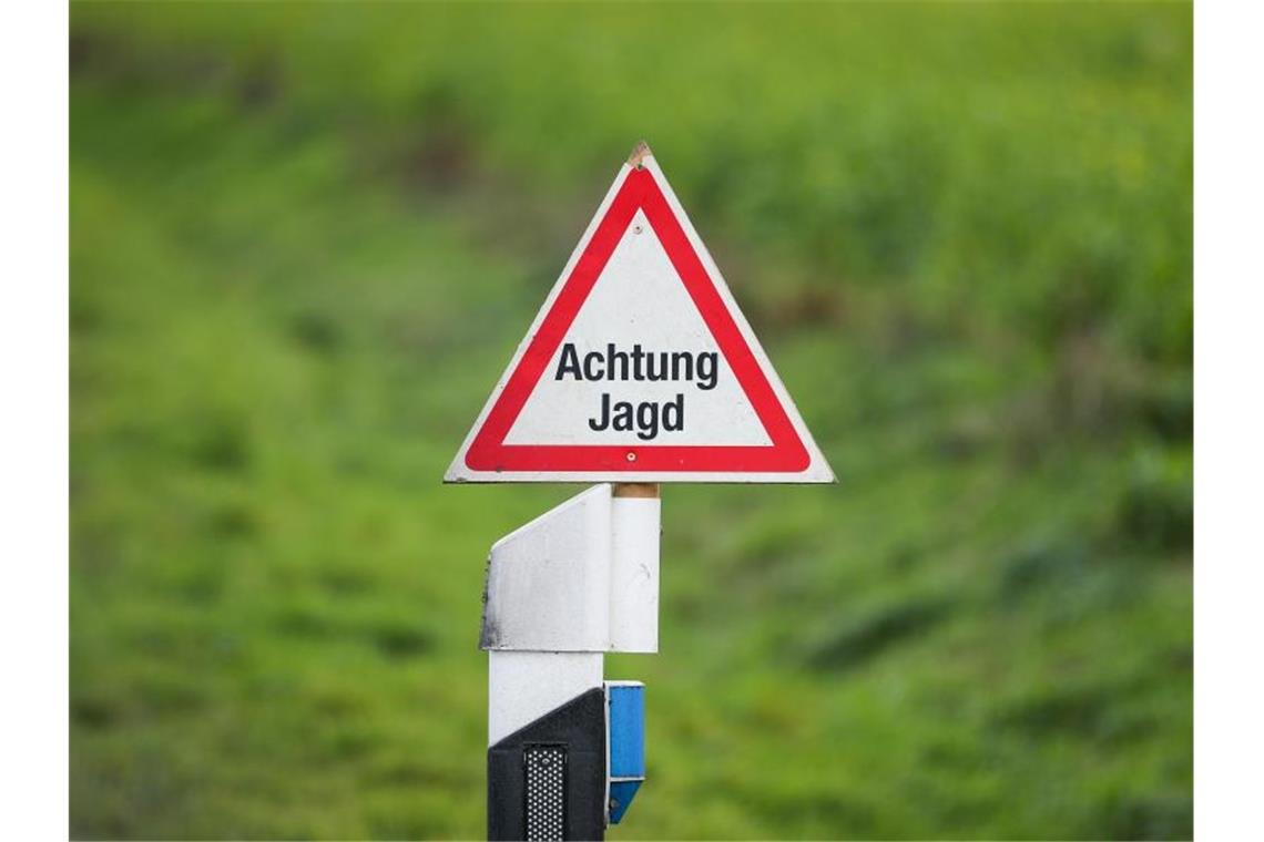 Ein Straßenschild mit der Aufschrift „Achtung Jagd“. In der niedersächsischen Gemeinde Marklohe wurde ein Jäger bei der Jagd von einem Schuss getroffen und dadurch getötet. Foto: Friso Gentsch/dpa