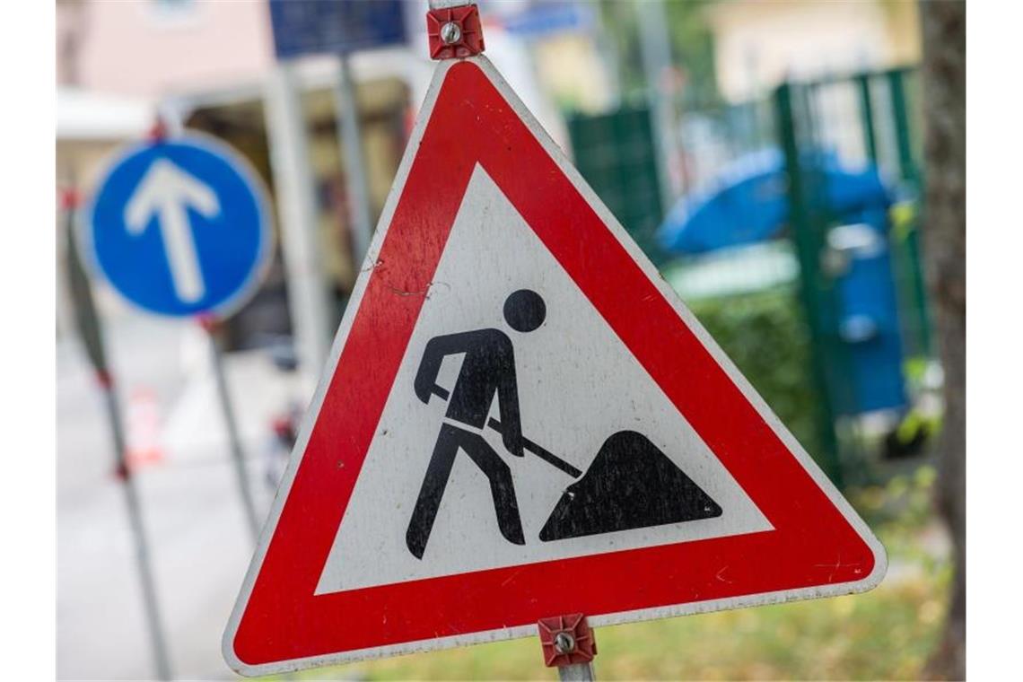 Ein Straßenschild weist auf eine Baustelle hin. Foto: Lino Mirgeler/dpa/Symbolbild