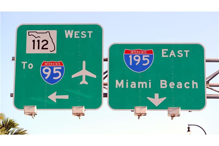 Ein Straßenschild weist den Weg in Richtung Flughafen und Miami Beach, aufgenommen am 25.05.2013 in Miami, in Florida, USA. (zu dpa: «Unfall mit Frachtflugzeug nach Landung am Flughafen Miami»)