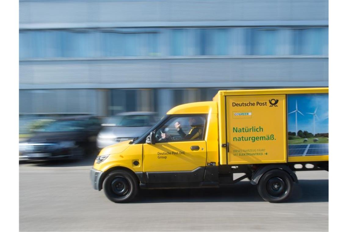 Ein Streetscooter fährt über den Hof des Briefzentrums der Deutschen Post. Foto: Klaus-Dietmar Gabbert/dpa-Zentralbild/dpa