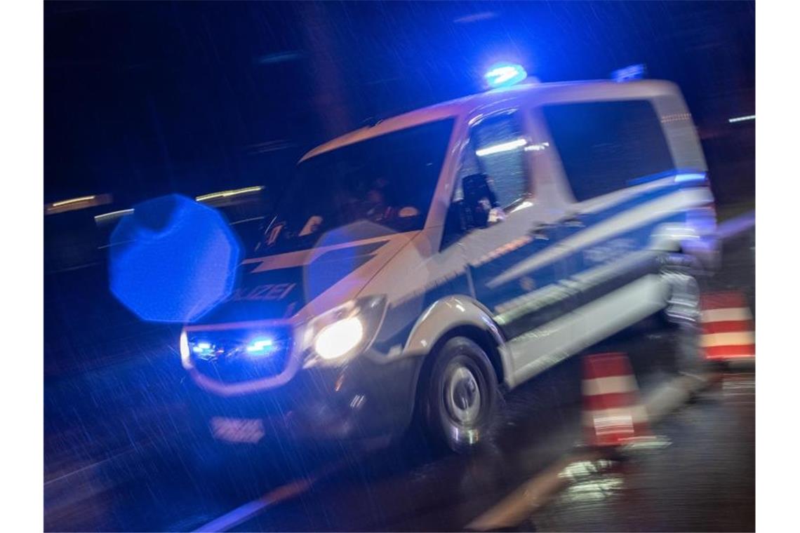 Gedankenloser Nikolaus verursacht Unfall Ein Streifenwagen der Polizei fährt mit Blaulicht im Regen. Foto: Patrick Seeger/dpa/Archivbild