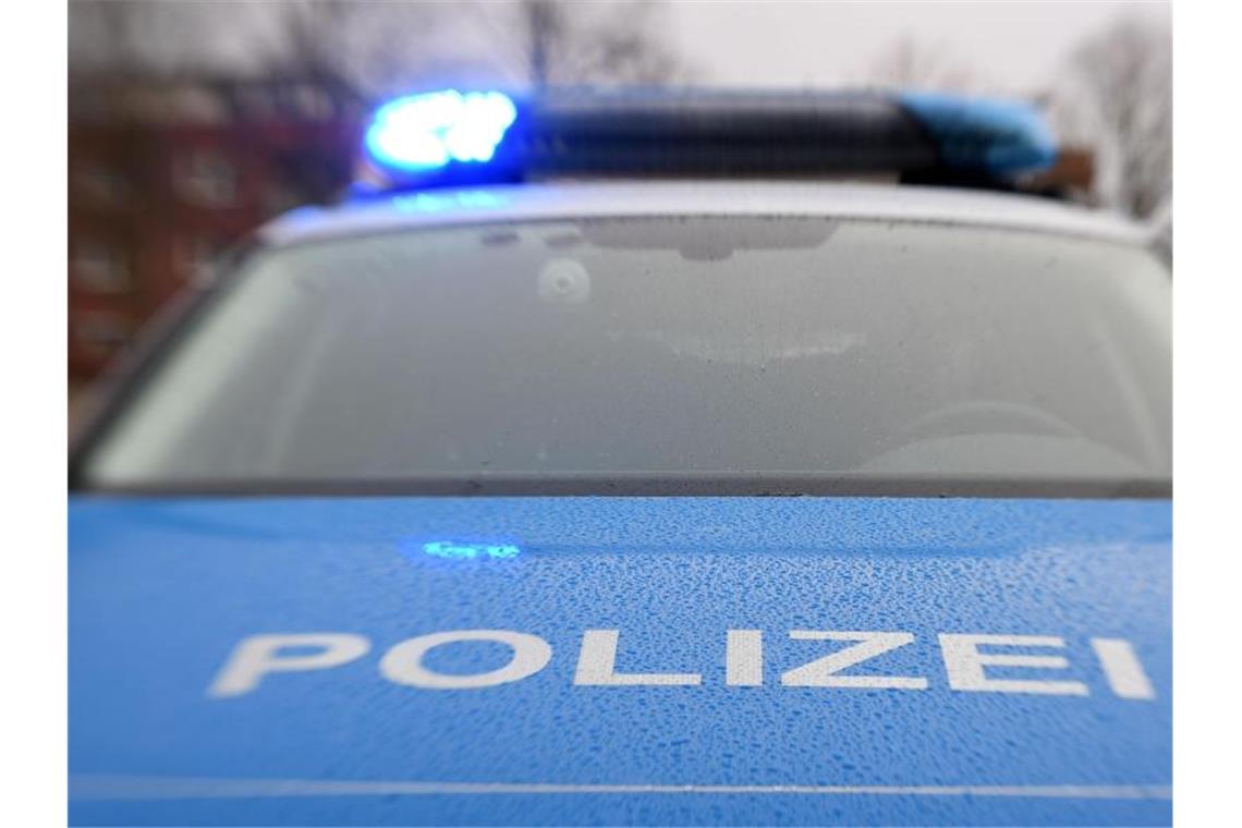 Ein Streifenwagen der Polizei fährt mit eingeschaltetem Blaulicht. Foto: Carsten Rehder/dpa/Symbolbild